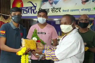 after the corona lockdown kolhapur Famous phadtare misal shop owner felicitated his first customer