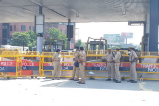 police barricading at noida DND