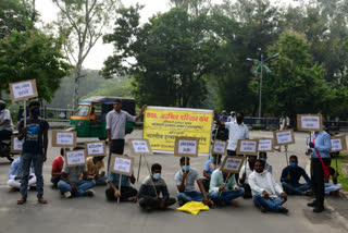 बोकारो स्टील प्लांट में जान गवाने वाले कर्मियों के आश्रितों ने किया धरना प्रदर्शन