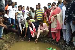 tmc-showing-agitation-on-service-road-at-raniganj