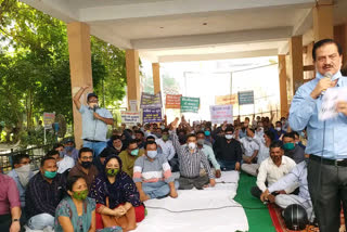 workers work boycott against privatization of electricity distribution corporation in noida