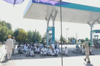 Reliance pump surrounded by farmers in Budhlada in protest of agricultural laws