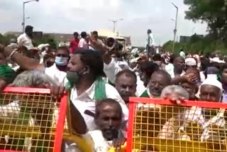 Farmers' protest for crop relief in gadag