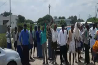 farmers protest against not giving them groundnut seeds at kurnool district