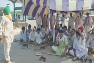 Farmers surround Reliance's petrol pump in Talwandi Sabo