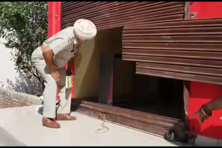 A few hours before the opening of the shop, the thieves cleaned their hands