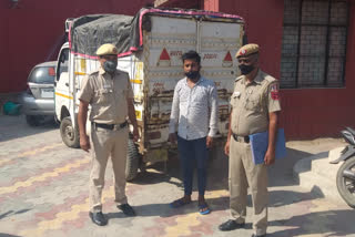 mohan garden police arrested illicit liquor smuggler in delhi