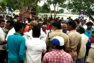 Slight tension in Santhanuthalapadu MLA Sudhakar Babu's tour in prakasham district