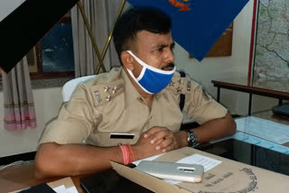 santhal dig took action on police men in dumka, बिना मास्क पहने थाना में थे पुलिसकर्मी