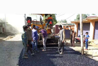کولگام کی مختلف سڑکوں پر میکڈم بچھانے کا عمل جاری