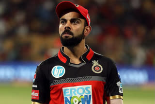 IPL 2020, RCB vs DC: Virat Kohli Applies Saliva on Cricket Ball, Raises Hands After Realising Mistake