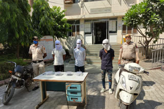 Okhla Industrial Area Police team arrested 3 crooks