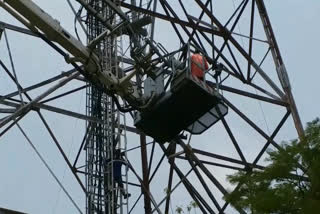 टॉवर पर चढ़ा सिरफिरा युवक, A mad man climbed the tower