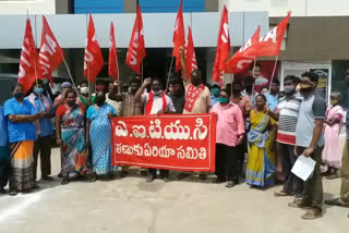 తణుకులో మున్సిపల్ కార్మికుల ధర్నా