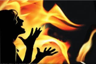 महिला ने सैनिटाइजर डाल लगाई आग, Woman set fire to sanitizer