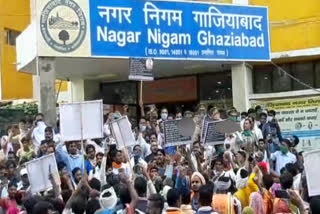 protest outside nagar nigam headquarter ghaziabad