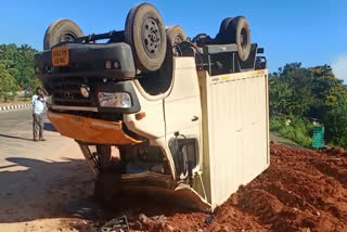 The lorry overturned in Kovalam and the driver died  പൊള്ളാച്ചി  ഡ്രൈവർ മരിച്ചു  കോവളം  നിയന്ത്രണം വിട്ട ലോറി തലകീഴായി മറിഞ്ഞ് ഡ്രൈവർ മരിച്ചു  തിരുവനന്തപുരം