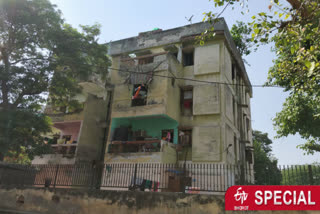 More than 30 families living under shadow of fear in dilapidated flats of Delhi MCD