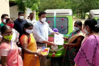 Bhupalapally Collector Mohammed Abdul Azim distributed E- autos to women's associations for vegetable supply