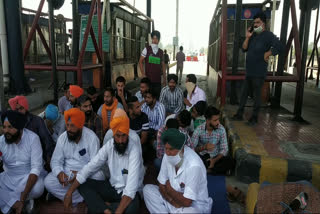 Farmers block toll plaza