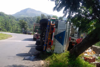 A truck full of tomatoes and pomegranates overturned on the Saputara Ghat road