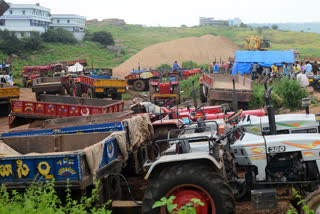 tractors for sand lay in queue at kurnool district