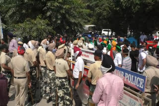 Farmers protest outside Jalandhar Reliance Mall