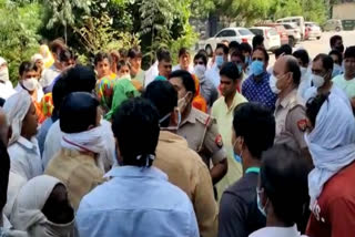 The villagers of Parathala surrounded the police station