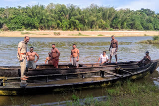 kerala police  malappuram police  malappuram police investigation  boats seized in malappuram  മലപ്പുറം പൊലീസ്  കേരളാ പൊലീസ്  മലപ്പുറം പൊലീസ്  തോണികൾ കൊളത്തൂർ പൊലീസ് പിടികൂടി