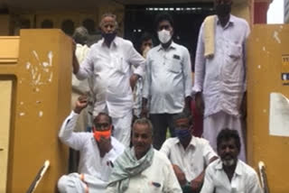 farmers protest at kanigiri andhra bank to sanction loans for farming at prakasam district