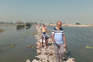 residents of agar nagar constructed path to resolve water logging problem in kirari