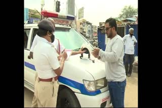 Khaki shocks people who walk without mask in Chitradurga