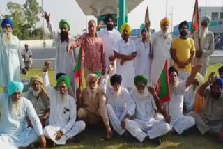 Farmers surround Reliance pump in Channi Kalan Against agricultural laws