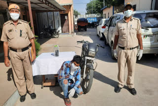 Baba Haridas Nagar Police arrested mobile and bike thief