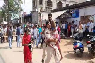 Deoghar police sent injured to hospital by lifting him in his lap, Worker injured due to electric shock in Deoghar, news of Deoghar police, देवघर पुलिस ने घायल को गोद में उठाकर भेजा अस्पताल, देवघर में करंट से घायल हुआ मजदूर, देवघर पुलिस की खबरें