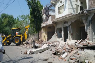 municipal-corporation-breaks-encroachment