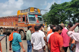 ট্রাক দিয়ে BJP কর্মীদের বাস আটকানোর অভিযোগ, ছবি তুলতে গিয়ে বাধার মুখে ETV-র সাংবাদিক