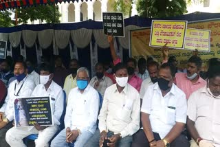 Civic workers in Mysuru protest demanding direct salary payment