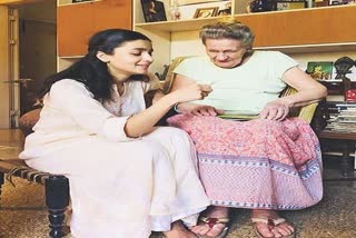 throwback thursday alia bhatts adorable picture with her grandmother