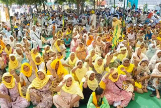 farmers staged a protest by surrounding the Reliance petrol pump In Mansa