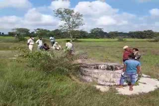 girl dead body found in well at chaibasa, child dead body found in chaibasa, चाईबासा में कुएं में मिला लड़की का शव, चाईबासा में मिला बच्ची का शव