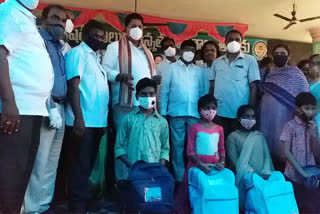 jagananna vidya kanuka kits were given to students