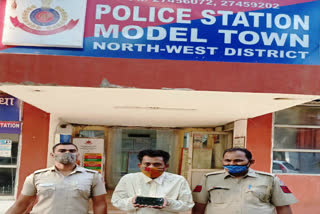 delhi police arrested a crook from model town police station