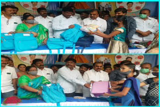 jagananna vidya kanuka kits distribution at ananthapuram