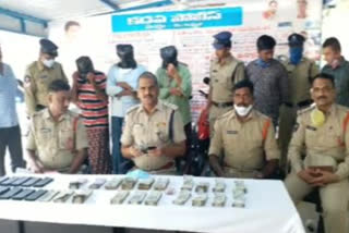 kadapa police arrest theives and money were recovered