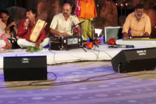 Singer Gaya Prasad Prajapati tied the song with Bundeli songs