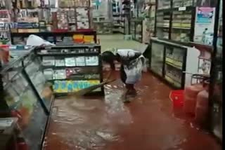 Shops in Rajakadu town were flooded  കനത്ത മഴ  രാജാക്കാട് ടൗണിലെ കടകളിൽ വെള്ളം കയറി  കടകളിൽ വെള്ളം കയറി  രാജാക്കാട് ടൗണ്‍