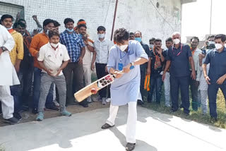Scindia plays cricket in Morena