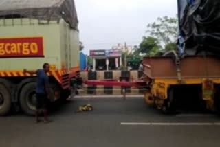 lorry container tyres came out at tanuku
