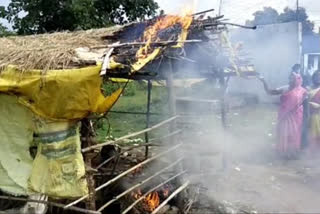 nuapada latest news, liquor factory vandalised in nuapada, women on protest in nuapada, liquor free movement in nuapada, liquor free movement, ନୂଆପଡା ଲାଟେଷ୍ଟ ନ୍ୟୁଜ୍‌, ନୂଆପଡାରେ ମଦଭାଟି ନଷ୍ଟ, ନୂଆପଡାରେ ମହିଳାଙ୍କ ଆନ୍ଦୋଳନ, ନୂଆପଡାରେ ମଦ ମୁକ୍ତି ଆନ୍ଦୋଳନ, ମଦ ମୁକ୍ତି ଆନ୍ଦୋଳନ